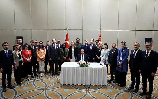 meral-aksener-tehdide-basladi-masadan-kalk-cagrisi-sonrasi-iyice-cirkinlesti-basiniza-yikmaya-geliyoruz-1669193877969.jpeg Meral Akşener tehdide başladı! 'Masadan kalk' çağrısı sonrası iyice çirkinleşti: Başınıza yıkmaya geliyoruz-2