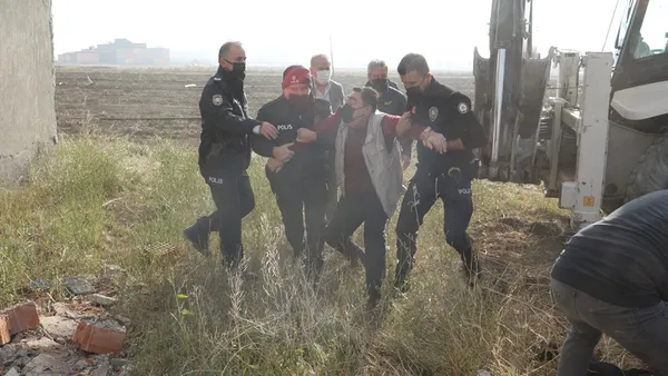 genelev-yikiminda-gerginlik-corumda-iki-kisi-ekipleri-engellemeye-calisti-1633082766686.jpg Genelev yıkımında gerginlik! Çorum'da iki kişi ekipleri engellemeye çalıştı-4