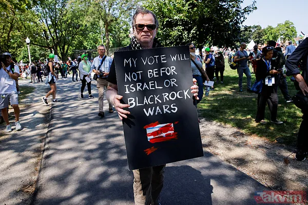 Kamala Harris'in adaylığını ilan edeceği Demokrat Parti Kongresi'nde yüzlerce Filistin destekçisi protesto düzenledi - 17