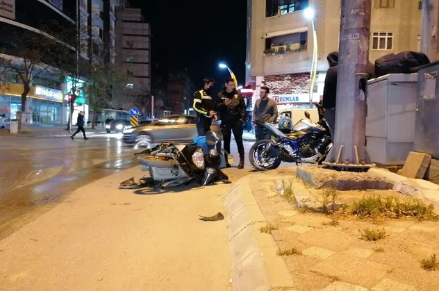 Fena kaza! İki motosikletli  çarpıştı