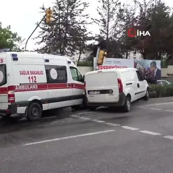 Kartal’da ambulans ile hafif ticari araç çarpıştı: 4 yaralı