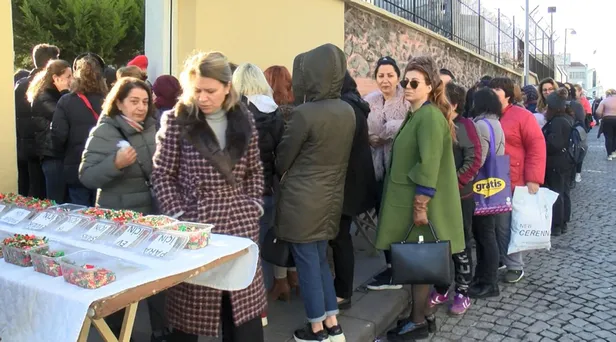 İstanbul'da 'Ayın Biri' kuyruğu! Metrelerce uzadı-2