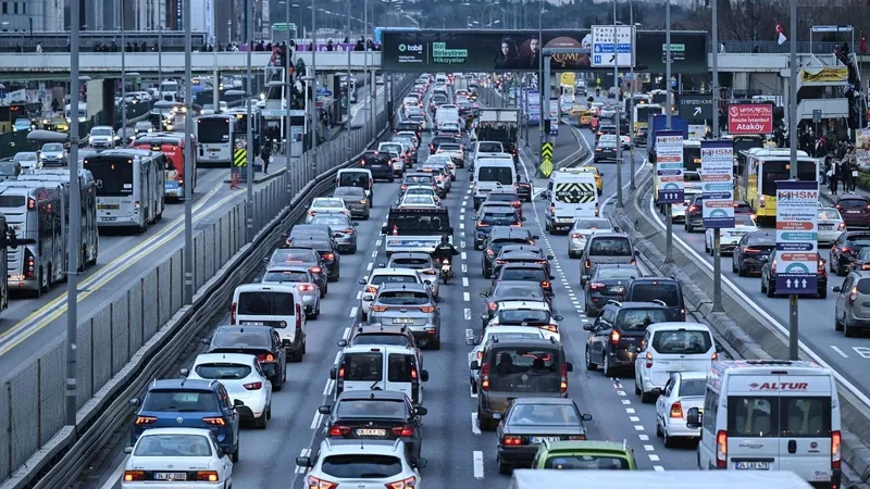 turkiye-abd-iliskilerinde-yeni-asama-disisleri-bakani-hakan-fidan-resmi-ziyaret-gerceklestirecek-gundemde-nele-1709709622244.jpeg İstanbul'da yağışlı hava trafiği felç etti: Yoğunluk yüzde 75'i buldu-2