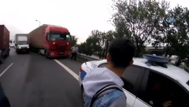 TEM Otoyolu’nda film sahnelerine aratmayan trafik kavgası
