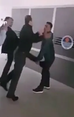 Türk bayrağını indiren adamı ve emri vereni böyle tokatladı!