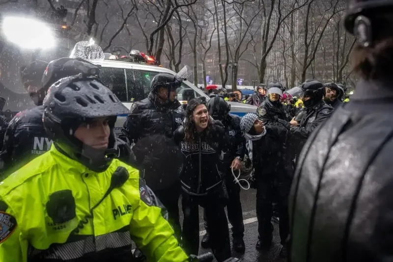 new-york-gazze-icin-bir-arada-protestocular-times-meydaninda-toplandi-polisten-mudahale-abd-basinindan-kirli-p-1709465844266.jpeg New York Gazze için bir arada! Protestocular Times Meydanı’nda toplandı: Polisten müdahale ABD basınından kirli propaganda-5