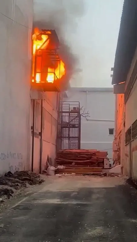 adanada-fabrika-yangini-mobilya-imalathanesinden-alevler-yukseldi-1718172560100.jpeg Adana'da fabrika yangını: Mobilya imalathanesinden alevler yükseldi-3
