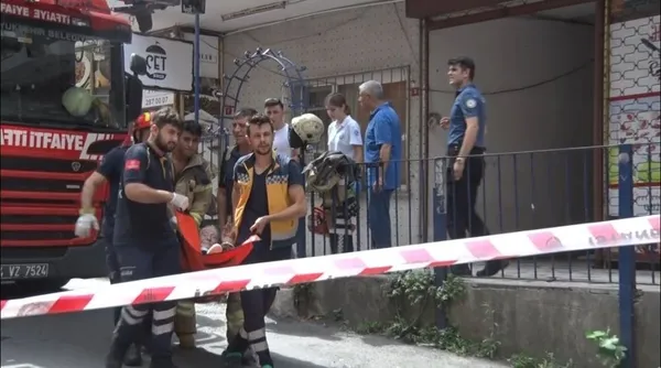 istanbulda-evde-kilitli-kalan-kadin-bez-parcalarini-baglayarak-2-kattan-asagiya-inmek-istedi-1661411316753.jpg İstanbul'da evde kilitli kalan kadın bez parçalarını bağlayarak 2. kattan aşağıya inmek istedi-5