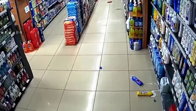 Van'daki deprem anı güvenlik kamerasında! Marketteki panik anları böyle görüntülendi