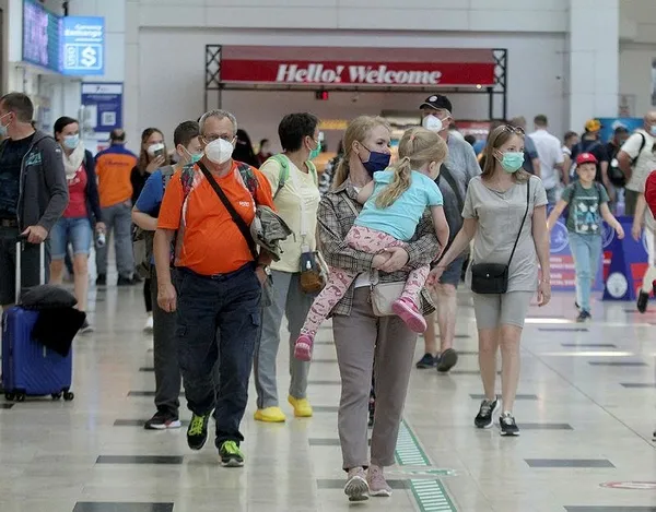 Türkiye'ye turist akını: İlk gün 44 uçakla 12 bini aşkın Rus Antalya'ya indi-8