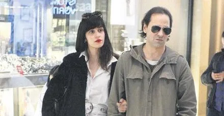 Duman Grubu'nun solisti Kaan Tangöze, önceki gün kızının annesi Kıvılcım Ural ile görüntülendi