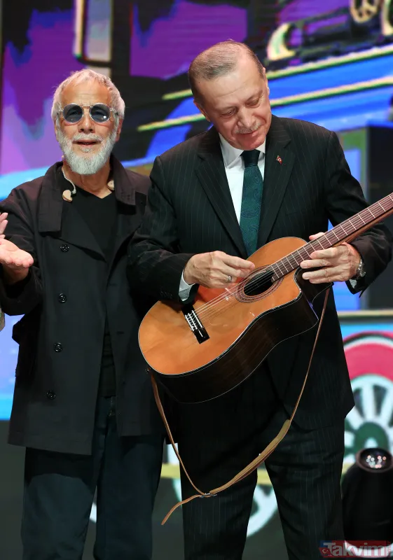SON DAKİKA: Başkan Recep Tayyip Erdoğan Yusuf İslam'ın (Cat Stevens) Beştepe'deki konserini izledi! Yusuf İslam Erdoğan'a gitarını hediye etti - 1
