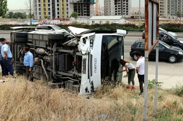 Ankara'da işçileri taşıyan araç devrildi