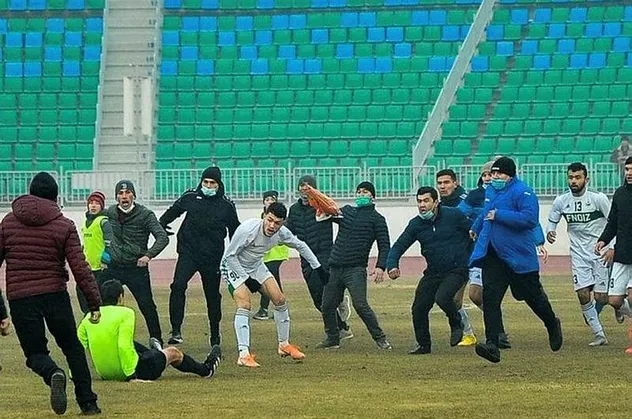 Hakeme uçan tekme! Saha bir anda karıştı...