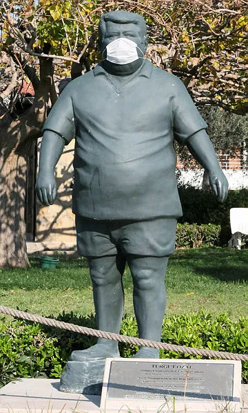 8inci-cumhurbaskani-turgut-ozalin-heykeline-maske-takildi-1609684254741.jpg