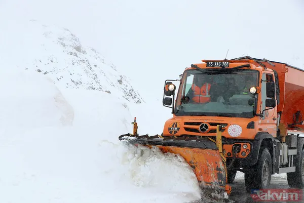 Mayıs ayının ortasında Van Bahçesaray'a 20 santimetre kalınlığında kar yağdı! Yazlık lastiği olanlar yolda kaldı besiciler zor anlar yaşadı - 12