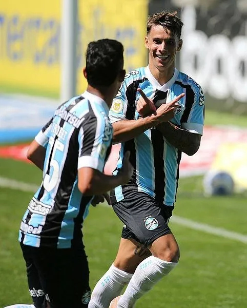 fenerbahce-sambaci-sol-acik-gremionun-yildizi-ferreira-icin-pazarliklar-basladi-1639256441690.jpeg Fenerbahçe sambacı sol açık! Gremio'nun yıldızı Ferreira için pazarlıklar başladı-6
