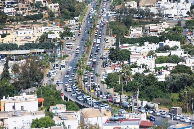 1657310367903.jpeg Kazık fiyatlarla ünlü Bodrum'a tatilciler akın etti! Şehir girişinde 5 kilometrelik araç kuyruğu-3