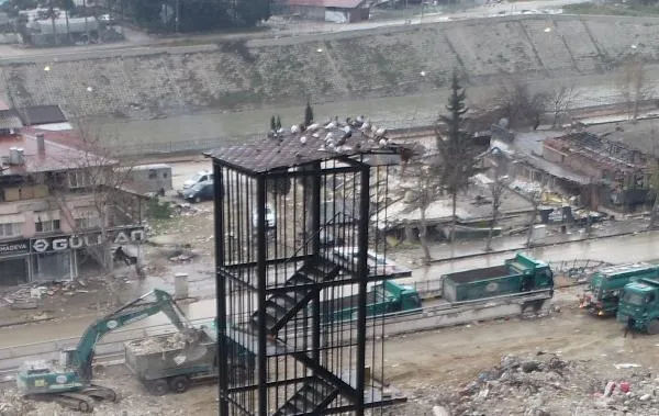 depremde-binalar-yikildi-yangin-merdiveni-ayakta-kaldi-1676971565802.jpeg Depremde binalar yıkıldı, yangın merdiveni ayakta kaldı-4