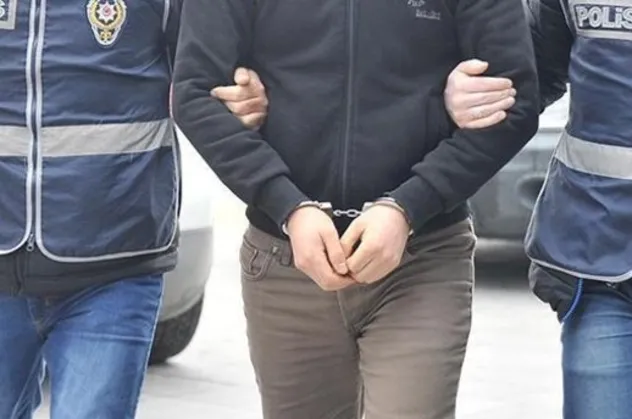 FETÖ şüphelisi akademisyen ile eski polis yakalandı