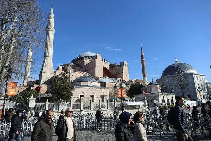 Ayasofya'daki yeni düzenlemede ilk cuma: Yoğunluk azaldı-2
