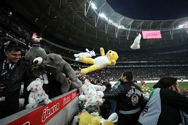 besiktas-antalya-macinda-depremzede-cocuklar-icin-sahaya-oyuncaklar-atildi-1677460634239.jpeg Beşiktaş-Antalya maçında depremzede çocuklar için sahaya oyuncaklar atıldı-5