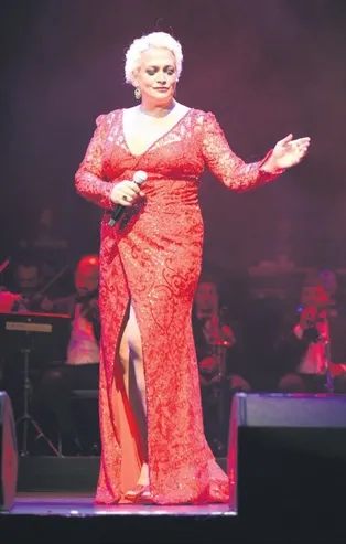 Ayta Sözeri sahne aldı! Harbiye yıkıldı