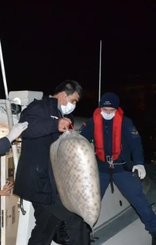 SON DAKİKA: İzmir'de Yunanistan tarafından itilen toplam 123 kaçak göçmen kurtarıldı