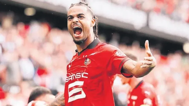 Galatasarayda Sacha Boey ile yollarını ayıran Galatasarayda sağ beke iki aday