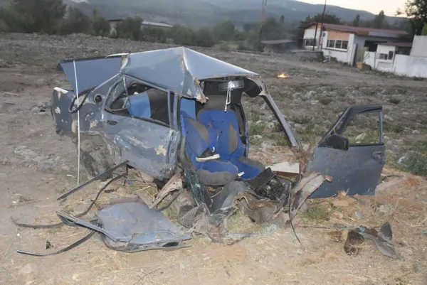 aydinda-katliam-gibi-kaza-hafif-ticari-araca-carpan-kus-serisi-otomobil-ikiye-ayrildi-iki-kisi-hayatini-kaybetti-1627893718148.jpg Aydın'da katliam gibi kaza! Hafif ticari araca çarpan kuş serisi otomobil ikiye ayrıldı iki kişi hayatını kaybetti-5