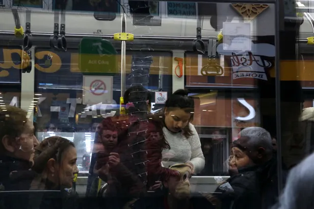 Şişli'de halk otobüsünde hırsız alarmı! 'Ayakkabıma kadar çıkardım'-1