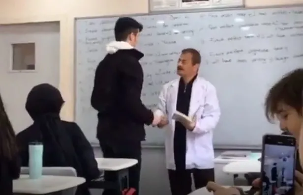 goruntuler-tepki-cekmisti-ogretmene-saygisiz-davranisa-sorusturma-1648065283262.jpg Görüntüler tepki çekmişti! Öğretmene 'saygısız' davranışa soruşturma-3