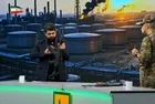 İran televizyonunda canlı yayında silah eğitimi! Sunucular BAE bayrağını hedef aldı