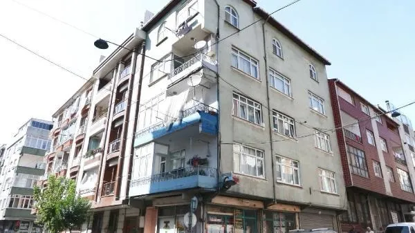 balkondan-feryat-etti-kocasi-gozaltina-alindi-1692454213612.jpeg Balkondan feryat etti! Kocası gözaltına alındı-2