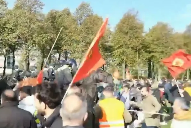 hollandada-teror-orgutu-pkk-yandaslari-polise-saldirdi-atli-polisler-mudahale-etti-1667372740640.jpg Hollanda'da terör örgütü PKK yandaşları polise saldırdı! Atlı polisler müdahale etti-2