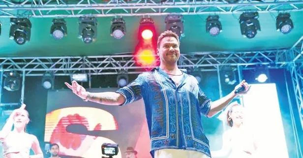 Sinan Akçıl'dan Tarkan'a çiçekli gönderme: Ben size saygısızlık yapmam!
