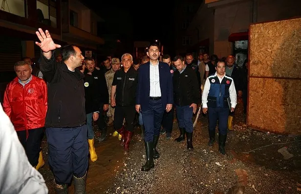 cevre-sehircilik-ve-iklim-degisikligi-bakani-murat-kurum-sel-bolgesi-olan-kastamonuda-onemli-aciklamalarda-bul-1656382739153.jpeg Çevre, Şehircilik ve İklim Değişikliği Bakanı Murat Kurum selden etkilenen Kastamonu'da önemli açıklamalarda bulundu-5