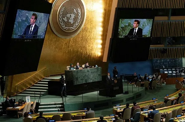 fransa-cumhurbaskani-macron-bmde-bos-koltuklara-konustu-korkunc-sekilde-asagilandi-1663850561894.jpeg Fransa Cumhurbaşkanı Macron BM'de boş koltuklara konuştu... "Korkunç şekilde aşağılandı"-3