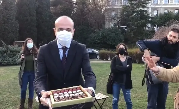bogazici-universitesi-rektoru-melih-bulu-protestocu-azinliga-cikolata-ikraminda-bulundu-hakaret-ettiler-1613060285715.jpg