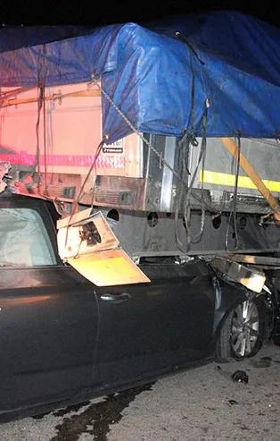 TEM'de korkunç kaza! Tırın altına girdi