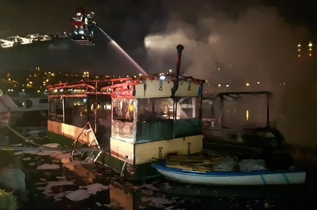 Haliç'te 2 tekne alev alev yandı