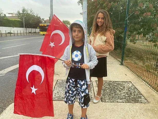 1661973406379.jpeg Minikler 'Tayyip dede' diye seslendi! Başkan Erdoğan Tuzla'daki sevgi seline kayıtsız kalmadı-2