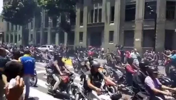 Maduro’nun çağrısı üzerine Venezuelalılar darbeye karşı meydanlara indi