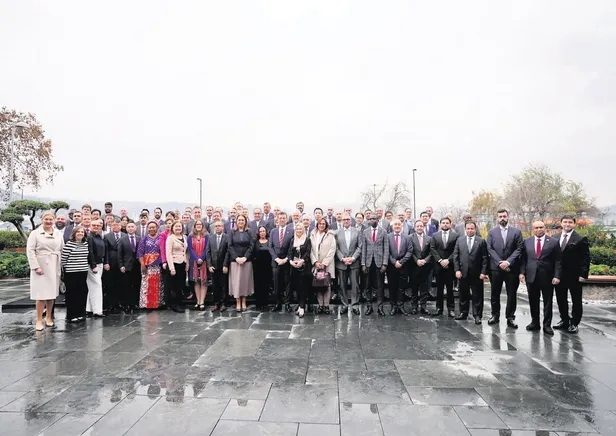 kemal-beye-bogazdan-mesaj-ekrem-imamoglundan-alternatif-vizyon-toplantisi-1670635657750.jpeg Ekrem İmamoğlu'dan İstanbul'da 'alternatif vizyon' toplantısı! Boğaz'da 100 ülkenin konsolosunu ağırladı-2