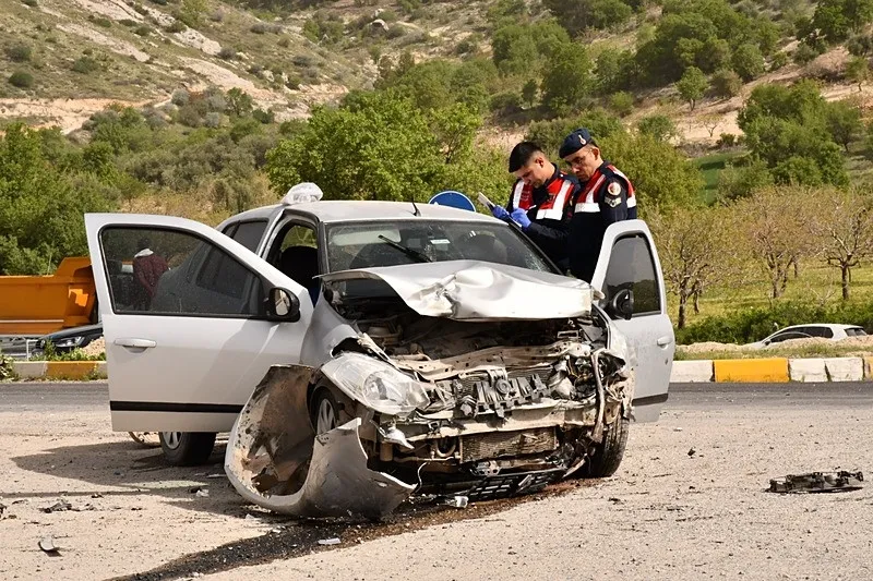 Adıyaman'da feci kaza! Otomobiller kafa kafaya çarpıştı: Ölü ve yaralı var (DHA)