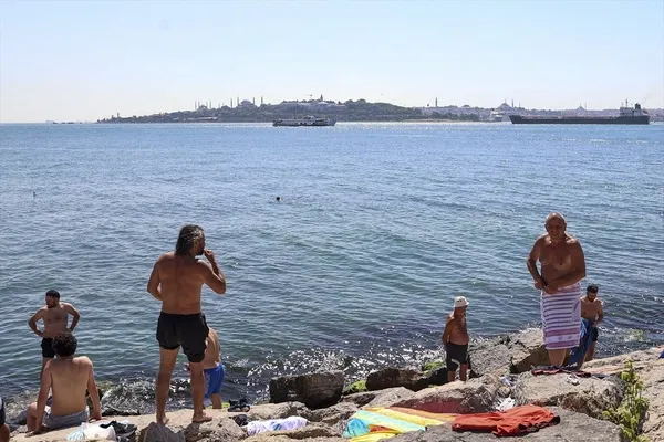 istanbullular-bogazin-sularinda-serinledi-1654446348963.jpg İstanbullular Boğaz'ın sularında serinledi!-3