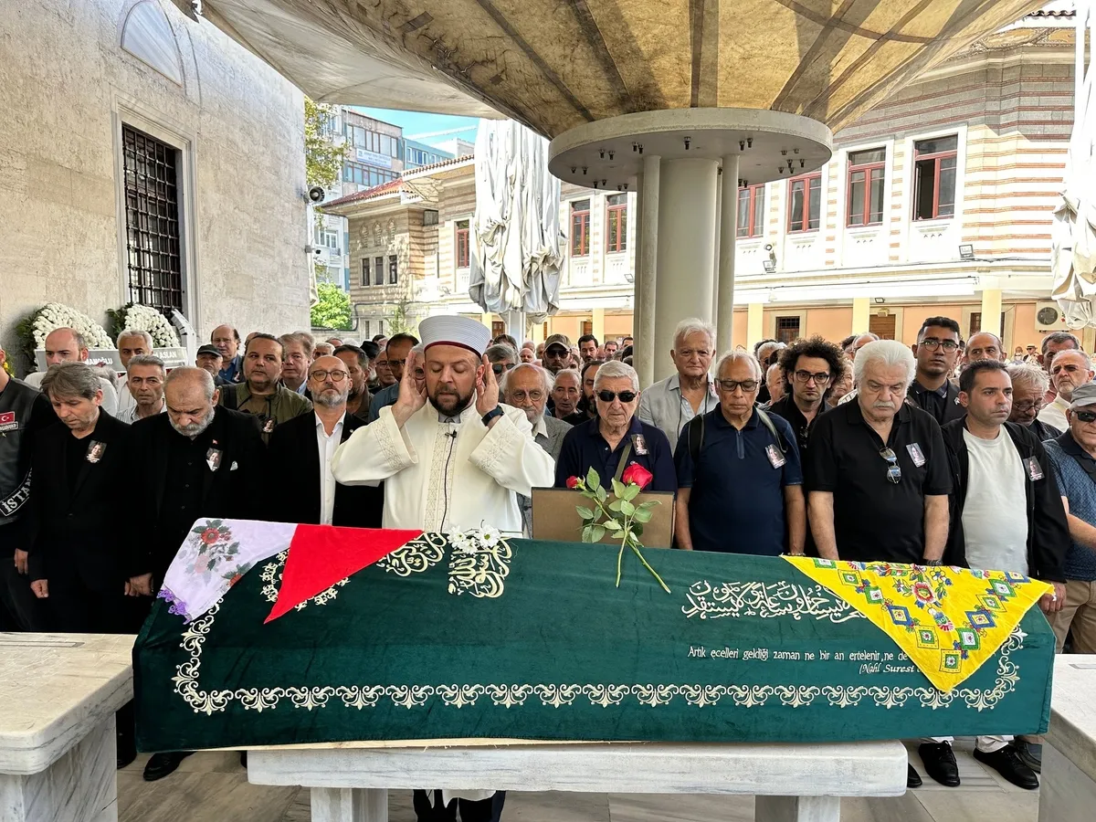 oyuncu-gulsen-tuncer-son-yolculuguna-ugurlandi-1789904452236.jpg Aşk-ı Memnu'nun Arsen Hanım'ı Gülsen Tuncer son yolculuğuna uğurlandı! Eşinin sözleri yürek dağladı: "Hayatımın kaybı"-3