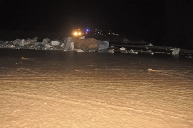 Sivas'ta HES kanalı patladı: 3 araç suya kapıldı-3