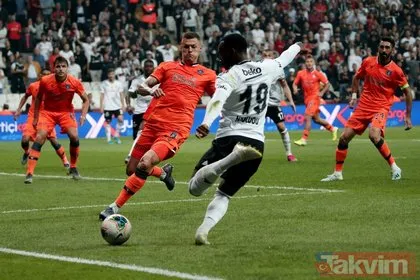 Beşiktaş-Başakşehir maçına  45+1. dakikada damga vuran olay! Suat Arslanboğa’nın verdiği karar ortalığı karıştırdı...
