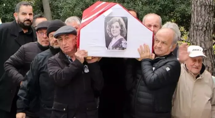 bayan-kahkaha-olarak-taninan-guzide-kasaciya-aci-veda-son-yolculuguna-ugurlandi-1701352037134.jpg Bayan Kahkaha olarak tanınan Güzide Kasacı’ya acı veda! Son yolculuğuna uğurlandı-2